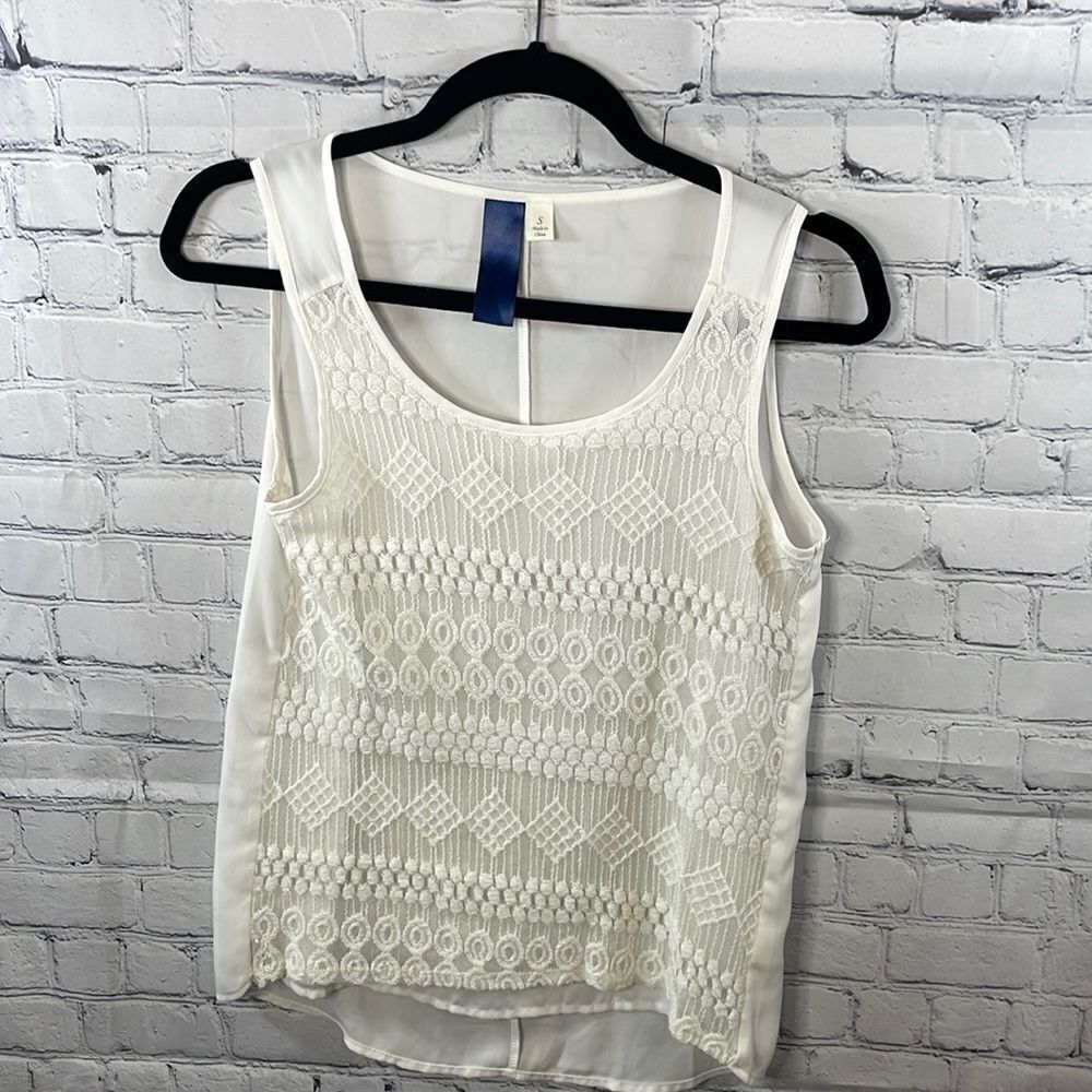 🌸 White Tank Top - Size Small - Front Lace Embroidery - Silky Back